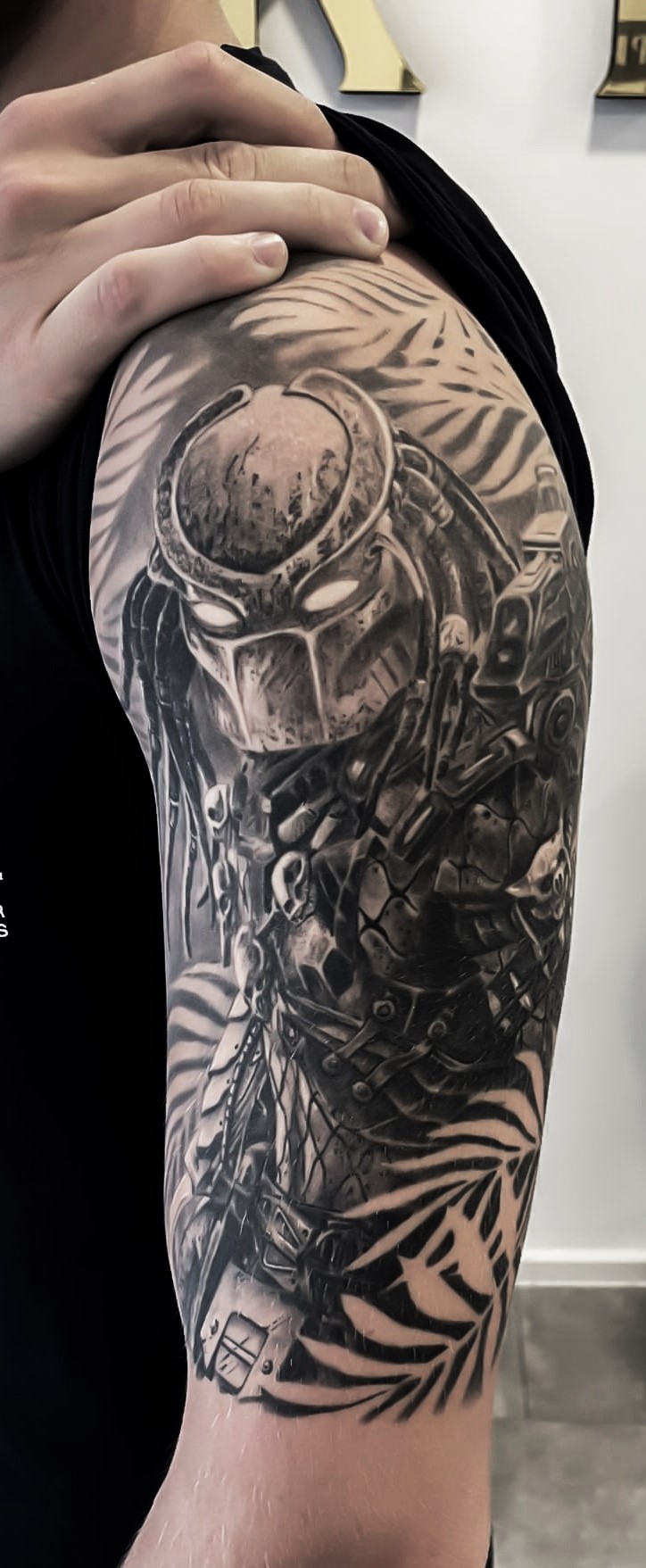 Black & grey tetovaža futurističnega bojevnika z organskimi vzorci na roki