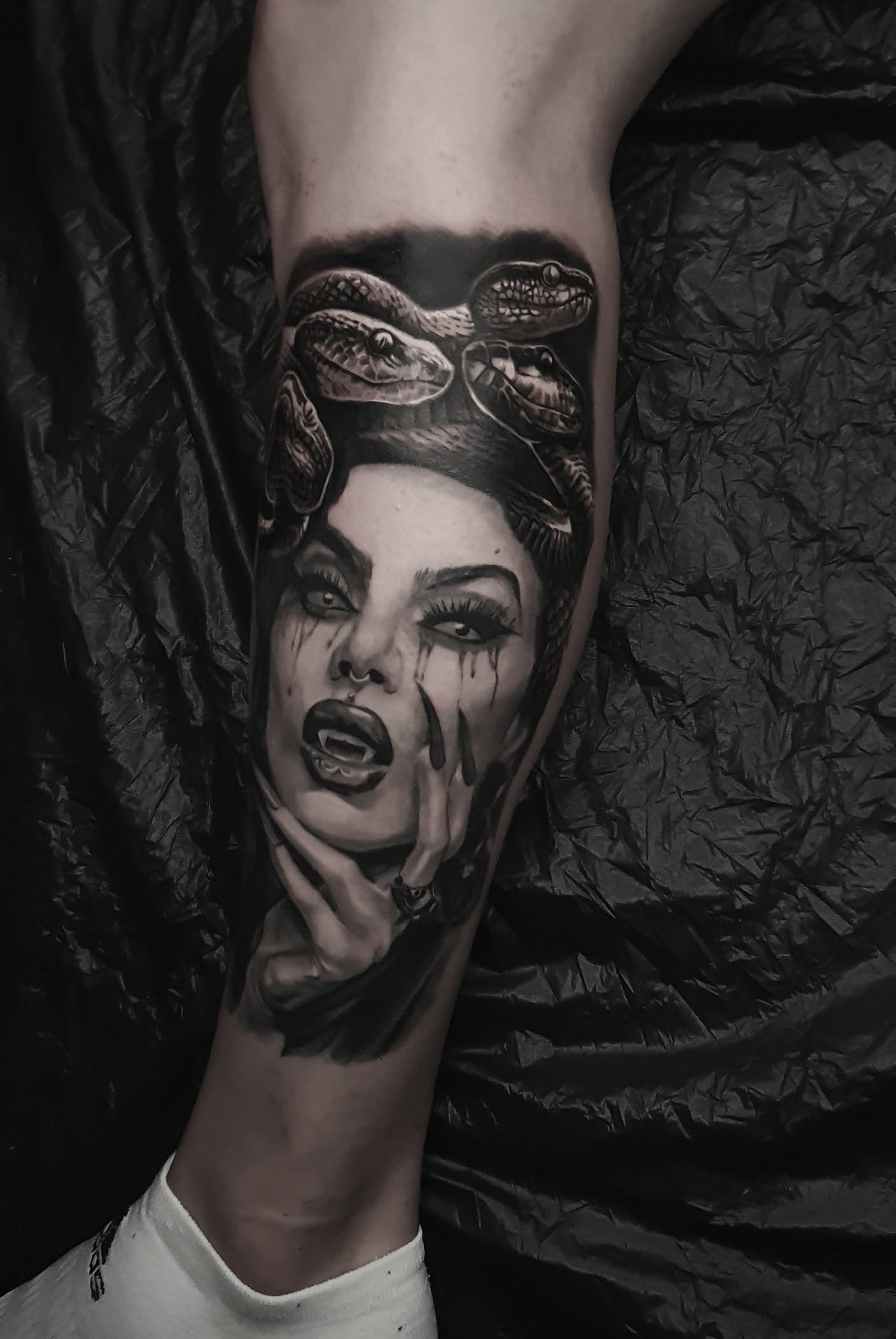 Black & grey portretna tetovaža ženske z okrasno masko na podlakti