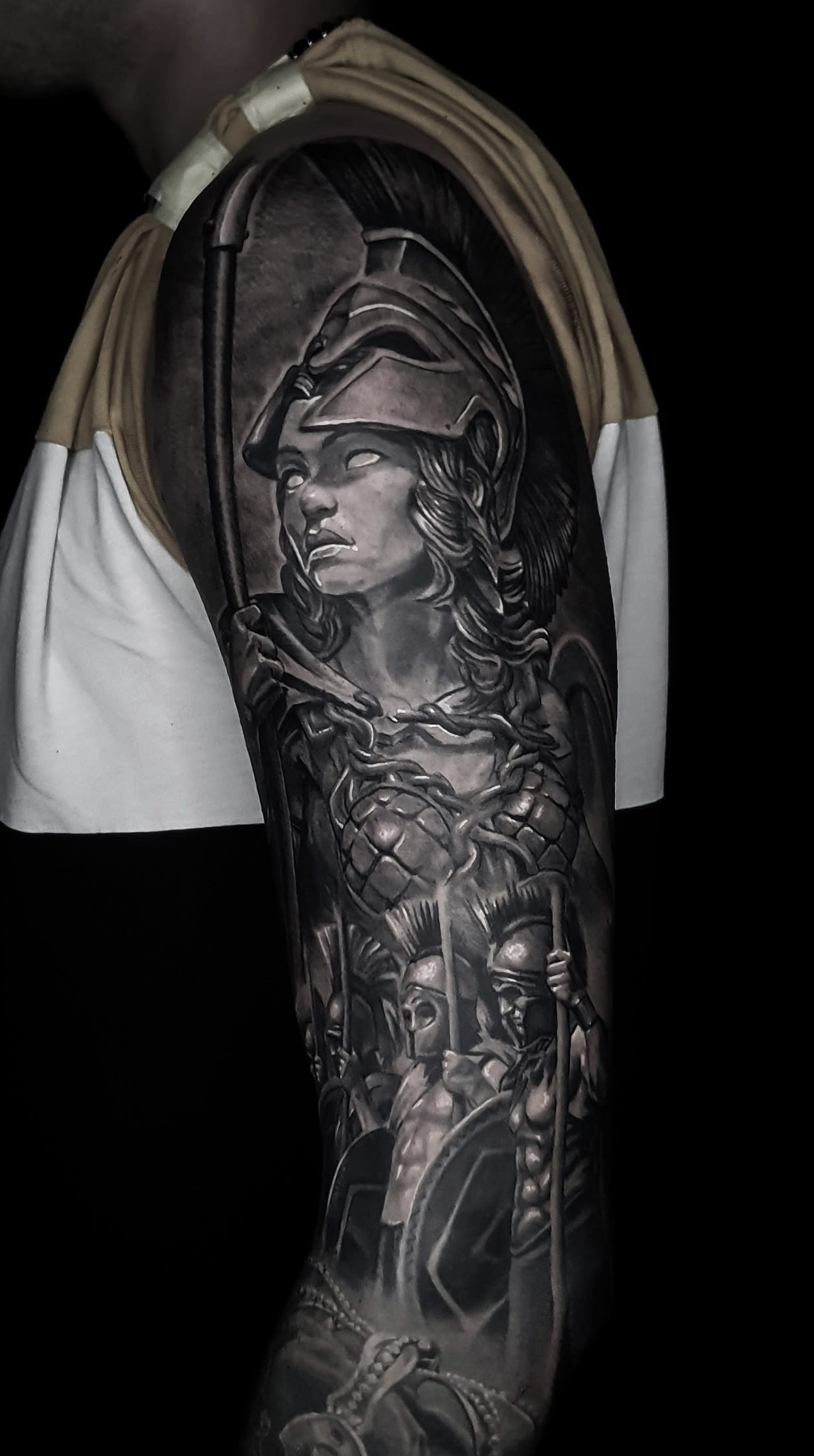 Celotna black & grey tattoo rokavica z bojevnikom in arhitekturnimi detajli