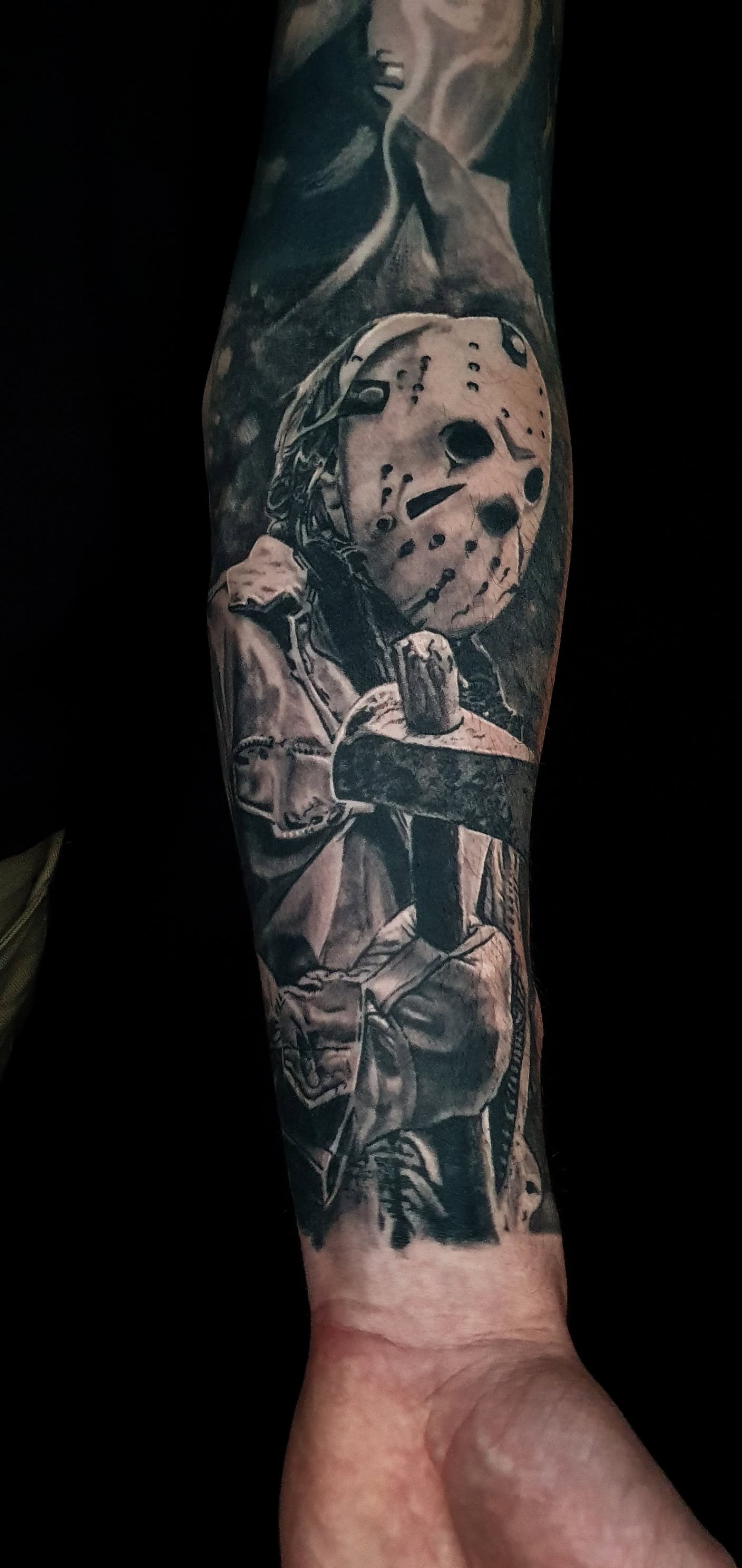 Barvna tattoo rokavica z vesoljskim motivom in luno na podlakti