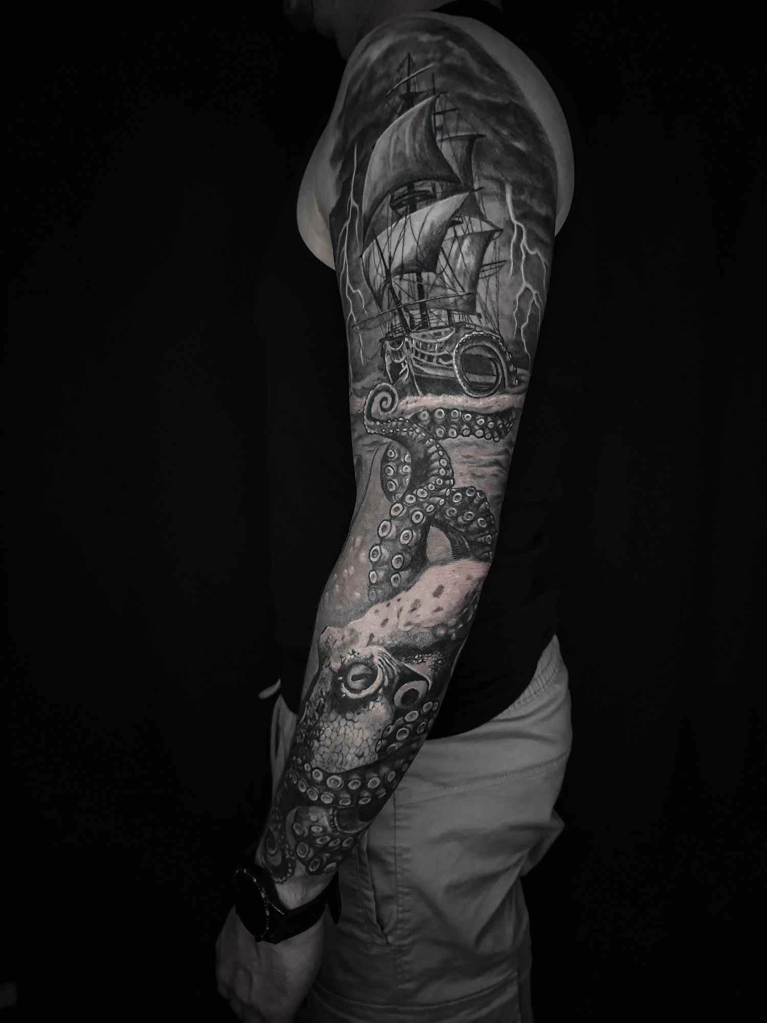 Black & grey celotna tattoo rokavica z lobanjami in ornamentalnimi vzorci