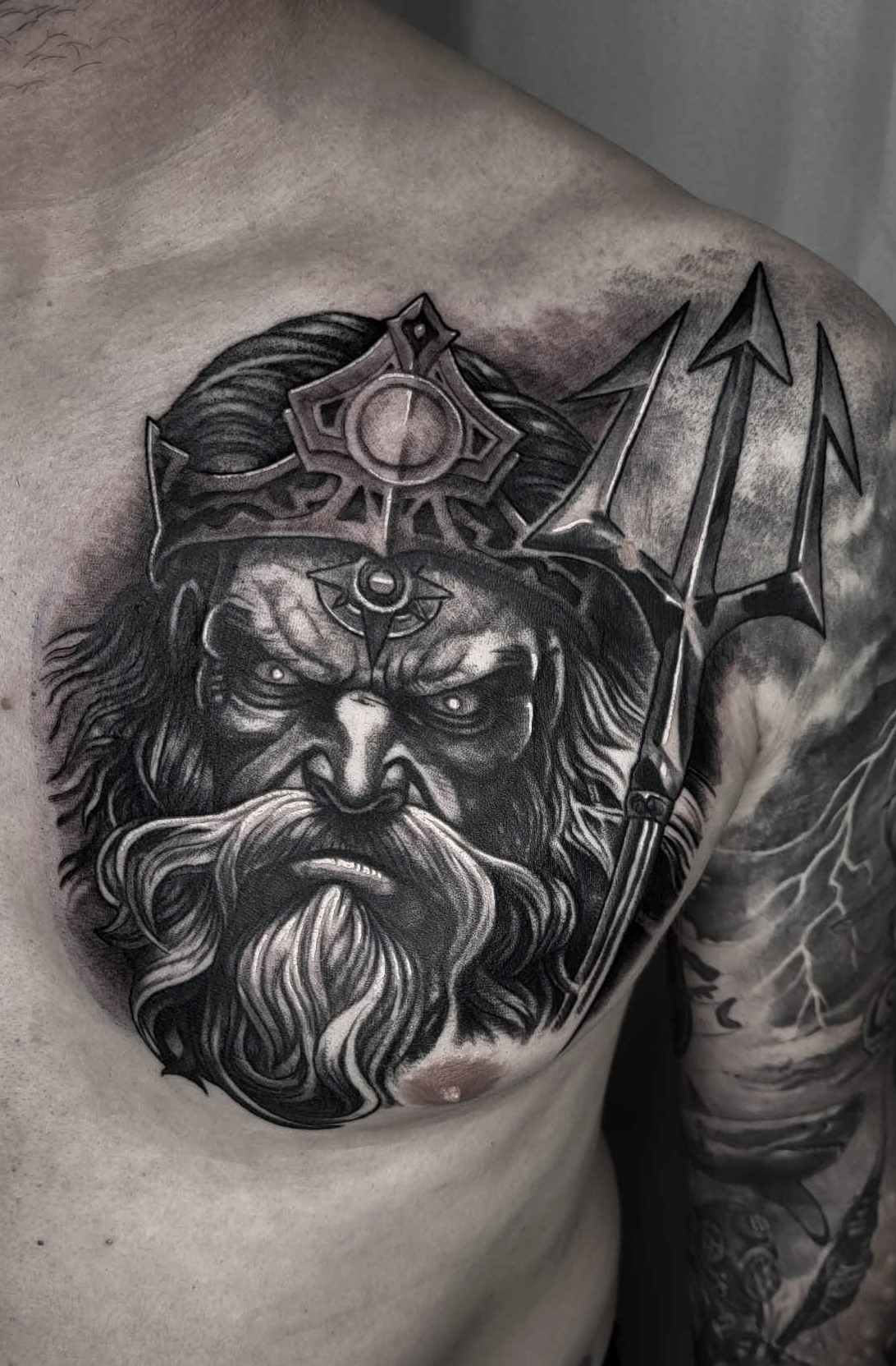 Realistična black & grey tetovaža morskega boga s trizobom na prsih