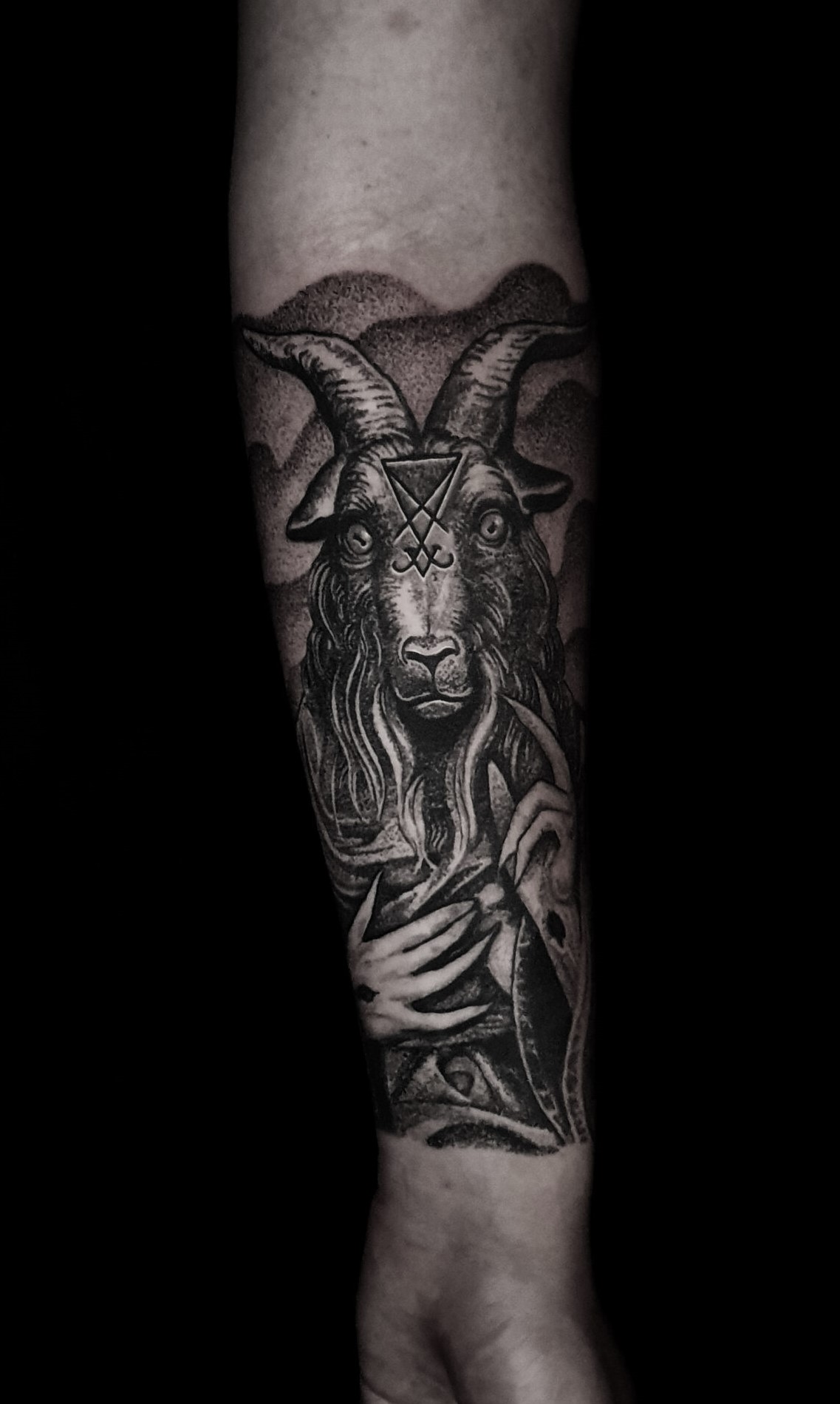 Black & grey tetovaža kozoroga z geometrijskimi ornamenti na podlakti